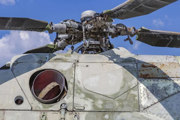 Mächtige Propeller Und Blätter Eines Militärhubschraubers Vor Dem Hintergrund Eines — Stockfoto