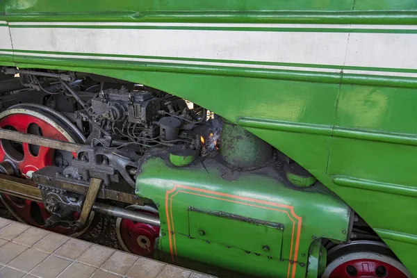 2021年7月11日 俄罗斯莫斯科 里兹斯基车站铁路站台上的绿色复古蒸汽机车 — 图库照片