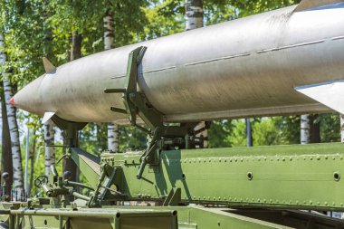 Krasnogorsk bölgesi, Moskova bölgesi, Rusya - 11 Temmuz 2021: Nadir bulunan retro roket. Vadim Zadorozhny Araç Müzesi. Avrupa 'nın en büyük özel antika araç müzelerinden biri.