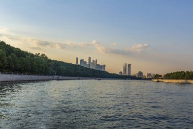 Moskova, Rusya - 13 Temmuz 2021: Moskva Nehri kıyısındaki Moskova City iş merkezinin cam gökdelenleri
