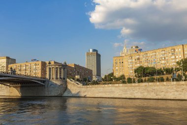 Moskova, Rusya - 13 Temmuz 2021: Moskva Nehri ve şehir merkezinin şehir mimarisi