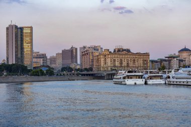 Moskova, Rusya - 13 Temmuz 2021: Moskva Nehri ve şehir merkezinin şehir mimarisi