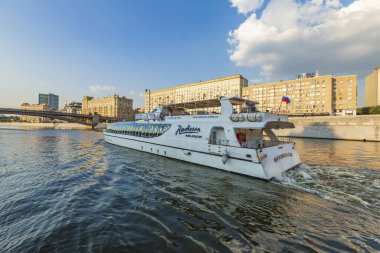 Moskova, Rusya - 13 Temmuz 2021: Şehir sınırları ve çevresindeki nehir boyunca turistik geziler için ticari motor gemisi