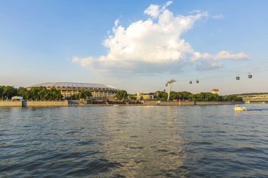 Moskova, Rusya - 13 Temmuz 2021: Moskva Nehri 'nden Luzhniki Stadyumu' na bakın. 1956 'da açılmış. 81.000 izleyiciye ev sahipliği yapar