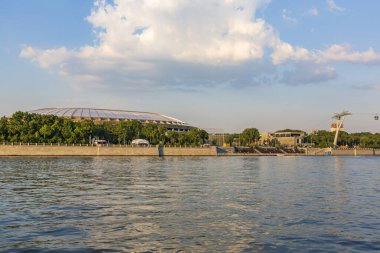 Moskova, Rusya - 13 Temmuz 2021: Moskva Nehri 'nden Luzhniki Stadyumu' na bakın. 1956 'da açılmış. 81.000 izleyiciye ev sahipliği yapar