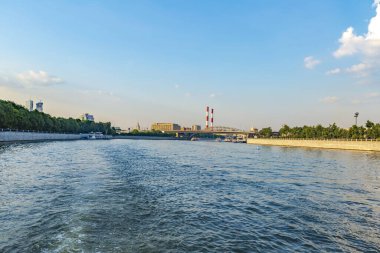 Moskova, Rusya - 13 Temmuz 2021: Rusya 'nın başkentinde bir yaz akşamı Moskva Nehri üzerindeki ulaşım köprüsü