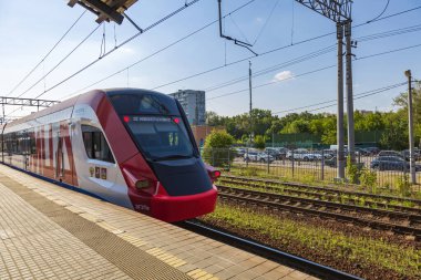 Moskova bölgesi, Rusya - 11 Temmuz 2021: Yüksek hızlı yolcu treni Pavshino istasyonuna vardı