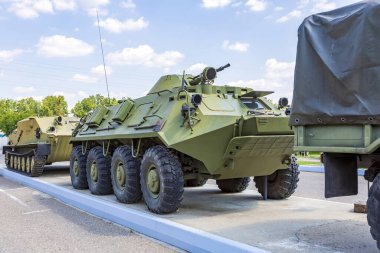 Eski bir haki rengi zırhlı araç. Askerleri taşımak ve çatışmayı yönetmek için.