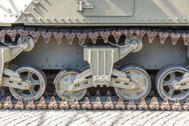 İkinci Dünya Savaşı 'ndan kalma eski bir tankın demir izleri ve tekerlekleri.