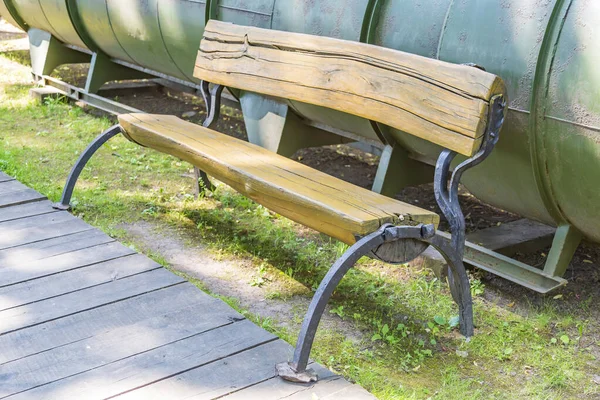 夏天公园里的一张用木头做的娱乐长椅 — 图库照片