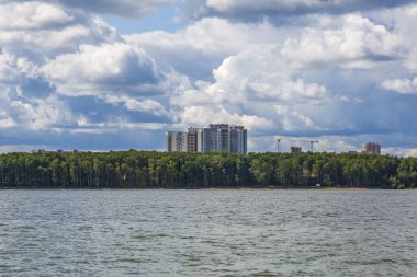 Senezh Gölü ve bulutlu gökyüzü ile güzel doğal yaz manzarası. Moskova bölgesi, Rusya