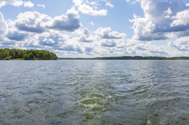 Senezh Gölü ve bulutlu gökyüzü ile güzel doğal yaz manzarası. Moskova bölgesi, Rusya