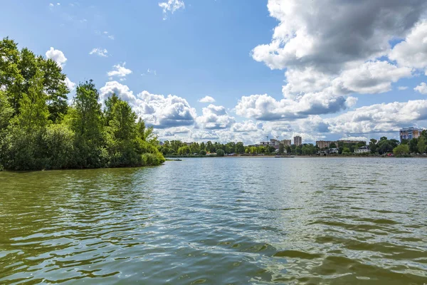 Bela Paisagem Natural Verão Com Pitoresco Lago Senezh Céu Nublado — Fotografia de Stock