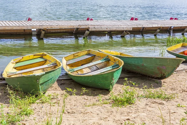 Empty Barco Plástico Gasto Para Caminhadas Fluviais Fica Margem Lagoa — Fotografia de Stock