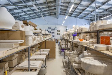 Konakovo, Rusya - 24 Temmuz 2021: Konakovsky Faience Company yapım atölyesinde. Tüm eserler, mekanizma kullanmadan zanaatkarlar tarafından yaratılmıştır.