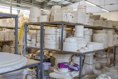 Konakovo, Rusya - 24 Temmuz 2021: Konakovsky Faience Company yapım atölyesinde. Tüm eserler, mekanizma kullanmadan zanaatkarlar tarafından yaratılmıştır.