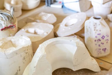 Konakovo, Rusya - 24 Temmuz 2021: Konakovsky Faience Company yapım atölyesinde. Tüm eserler, mekanizma kullanmadan zanaatkarlar tarafından yaratılmıştır.