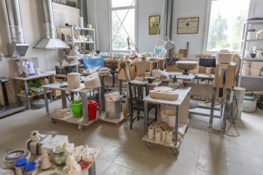 Konakovo, Rusya - 24 Temmuz 2021: Konakovsky Faience Company yapım atölyesinde. Tüm eserler, mekanizma kullanmadan zanaatkarlar tarafından yaratılmıştır.