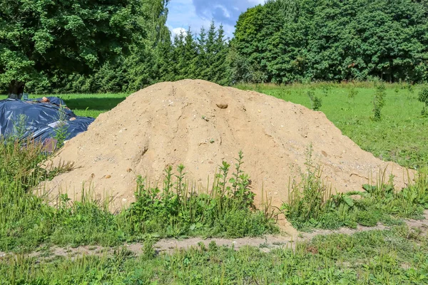 Grande Mucchio Sabbia Lavori Costruzione Tra Verde Estivo Parco Cittadino — Foto Stock