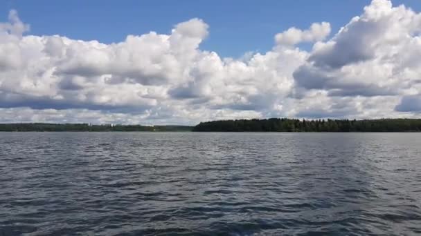Motorbåtstur Längs Vågorna Den Pittoreska Senezh Sjön Skyline Gröna Träd — Stockvideo