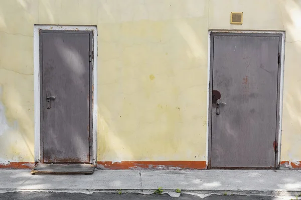 Parte Parede Pedra Amarela Edifício Antigo Uma Porta Enferrujada Fechada — Fotografia de Stock