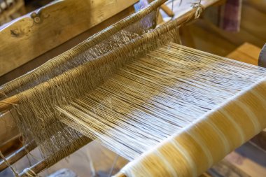 Doğal ahşaptan yapılmış nadir bir dokuma tezgahı. Geçen yüzyıllarda tekstil, kumaş ve giysi üretiminde kullanıldı.