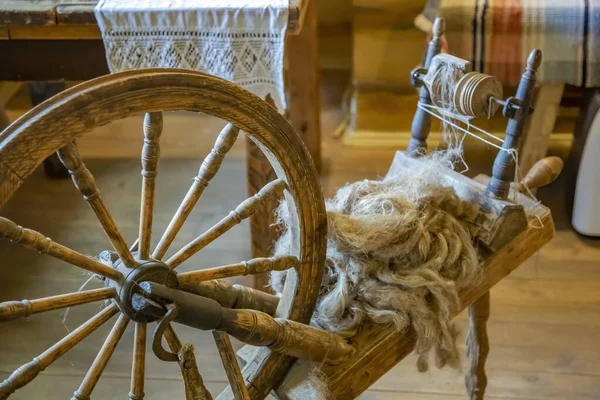 稀疏的织布机是由天然木材制成的 在过去几个世纪中用于生产家用纺织品 织物和服装 — 图库照片