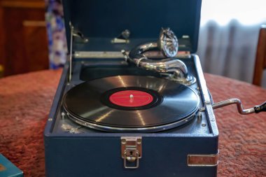 Müzik çalmak için eski moda gramofon ve iç mekan olarak vinil kayıt.