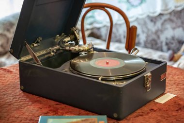Müzik çalmak için eski moda gramofon ve iç mekan olarak vinil kayıt.