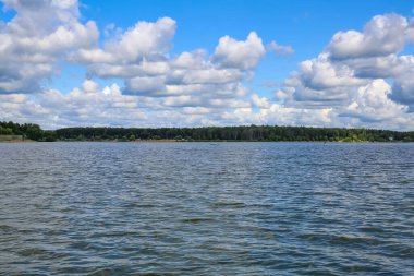 Senezh Gölü ve bulutlu gökyüzü ile güzel doğal yaz manzarası. Moskova bölgesi, Rusya
