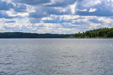 Senezh Gölü ve bulutlu gökyüzü ile güzel doğal yaz manzarası. Moskova bölgesi, Rusya