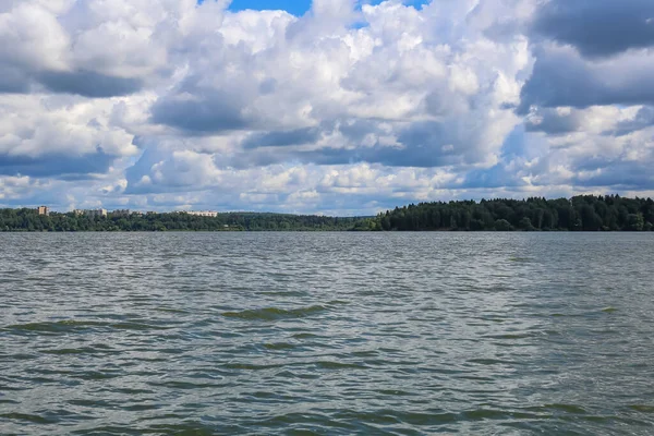아름다운 호수와 구름낀 하늘로 이루어진 아름다운 자연의 풍경이다 러시아의 모스크바 — 스톡 사진