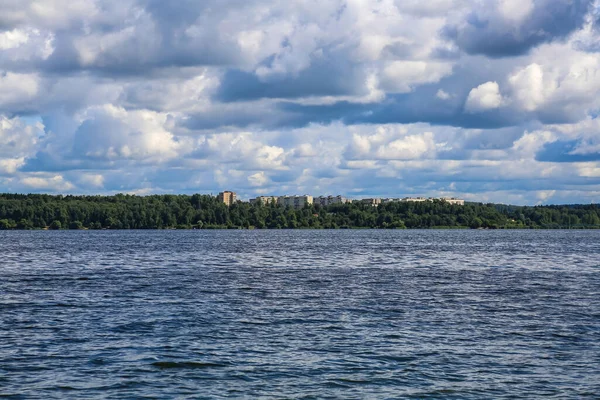 아름다운 호수와 구름낀 하늘로 이루어진 아름다운 자연의 풍경이다 러시아의 모스크바 — 스톡 사진
