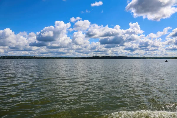Piękny Naturalny Letni Krajobraz Malowniczym Jeziorem Senezh Zachmurzone Niebo Moskwa — Zdjęcie stockowe