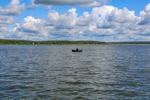 美丽的夏季风景 风景如画的塞尼兹湖和多云的天空 俄罗斯 莫斯科地区 — 图库照片
