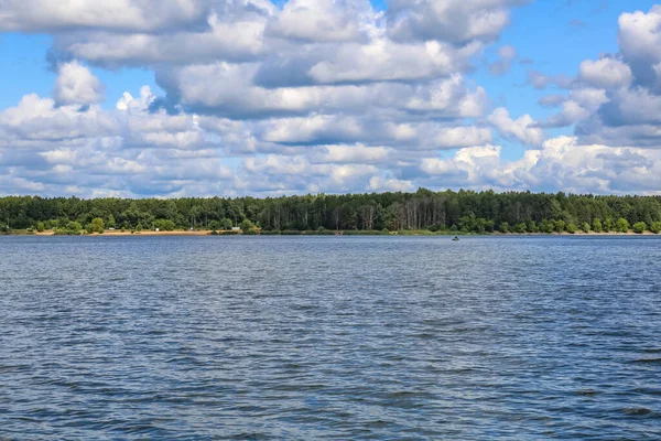 美丽的夏季风景 风景如画的塞尼兹湖和多云的天空 俄罗斯 莫斯科地区 — 图库照片