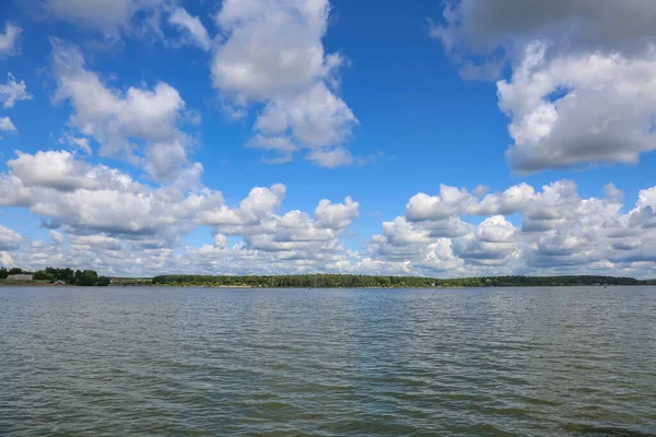 Piękny Naturalny Letni Krajobraz Malowniczym Jeziorem Senezh Zachmurzone Niebo Moskwa — Zdjęcie stockowe