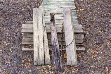 Bahçenin inşası ve geliştirilmesi için kirli tahta yığınları.