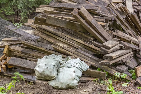 Heap Tábuas Madeira Sujas Para Construção Melhoria Quintal — Fotografia de Stock