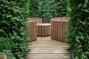 Tahtadan yapılmış el yapımı mobilyalar. Bahçeyi ve bahçeyi düzenlemek için fikir