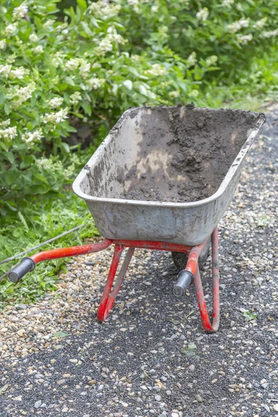 Carretilla Hierro Para Movimiento Materiales Construcción Jardín Patio Trasero — Foto de Stock