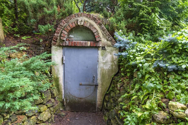 Die Schwere Stahltür Des Luftschutzbunkers Während Des Kalten Krieges lizenzfreie Stockbilder