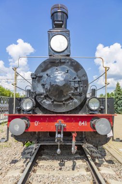 Moskova, Rusya - 14 Ağustos 2021: nadir siyah retro buhar lokomotifi. Rizhskaya istasyonundaki RZD demiryolu araçlarının sergi alanı