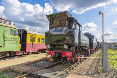 Moskova, Rusya - 14 Ağustos 2021: nadir siyah retro buhar lokomotifi. Rizhskaya istasyonundaki RZD demiryolu araçlarının sergi alanı