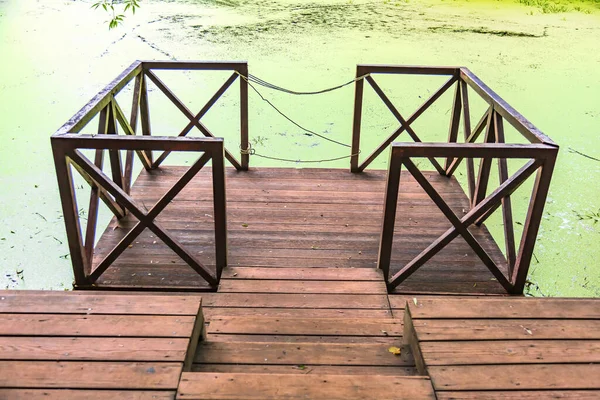 Small Wooden Pier Boats Abandoned City Pond Duckweed — Stock Photo, Image