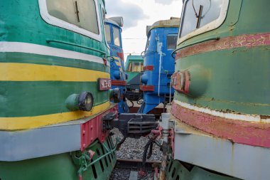 Moskova, Rusya - 14 Ağustos 2021: nadir bulunan Sovyet retro elektrikli lokomotifi. Rizhskaya istasyonundaki RZD demiryolu araçlarının sergi alanı