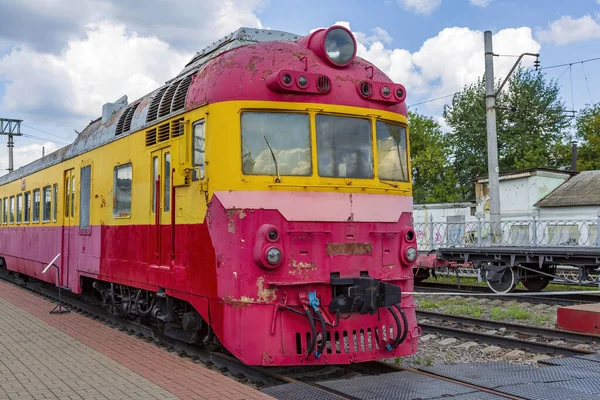 モスクワ ロシア 2021年8月14日 珍しいソ連のレトロ電気機関車 リシュスカヤ駅におけるRzd鉄道車両の博覧会エリア — ストック写真