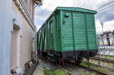 Moskova, Rusya - 14 Ağustos 2021: nadir Sovyet demiryolu vagonu. Rizhskaya istasyonundaki RZD demiryolu araçlarının sergi alanı
