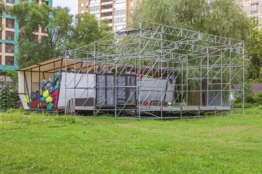Metal borulardan yapılan gösteri ve gösteriler için küçük bir ışık sahnesi. Konut binaları arasında yeşil bir çimenlikte inşa edilmiş.