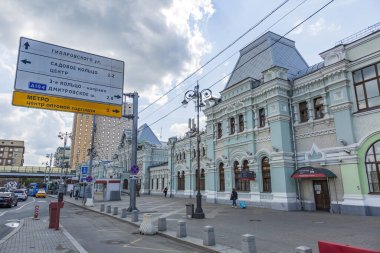 Moskova, Rusya - 14 Ağustos 2021: Rizhskiy tren istasyonunun tarihi yapısının bir parçası. 1901 'de açıldı. Mimari anıt